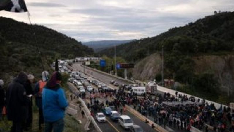 Katalanlar, İspanya - Fransa yolunu kesti