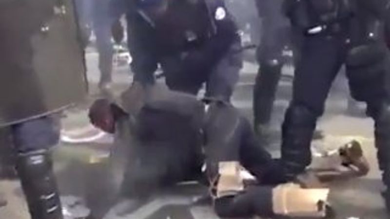 Fransa'da bir eylemci polisler tarafından dövüldü