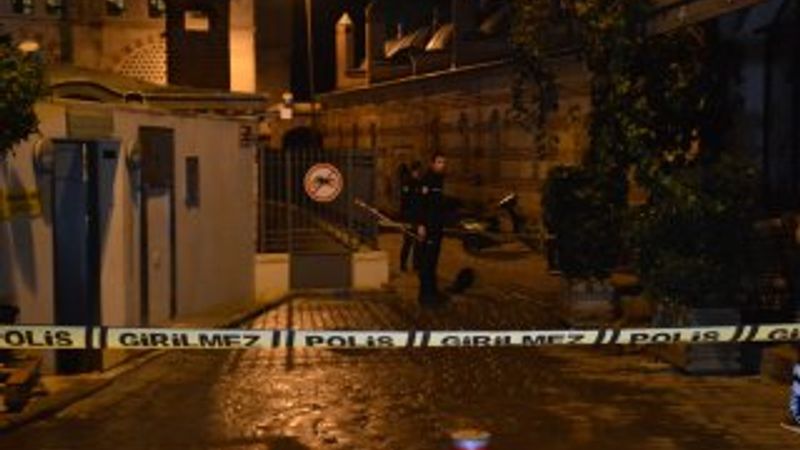 Karaköy'de cami yanında bir erkek cesedi bulundu