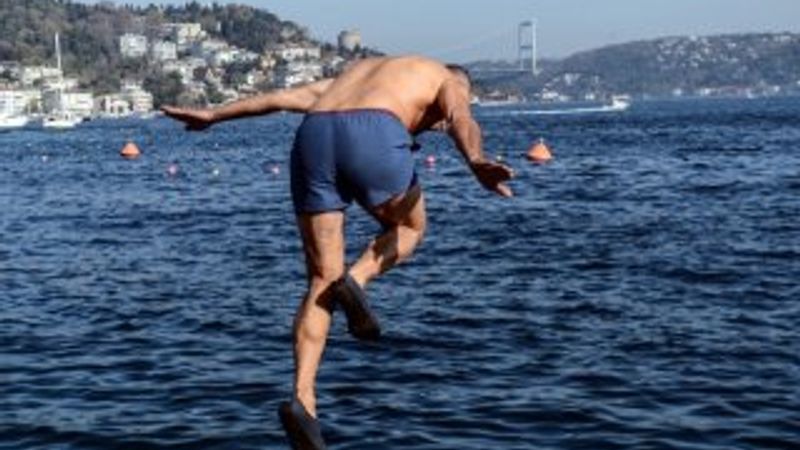 İstanbul'da serinlemek isteyenler denize girdi