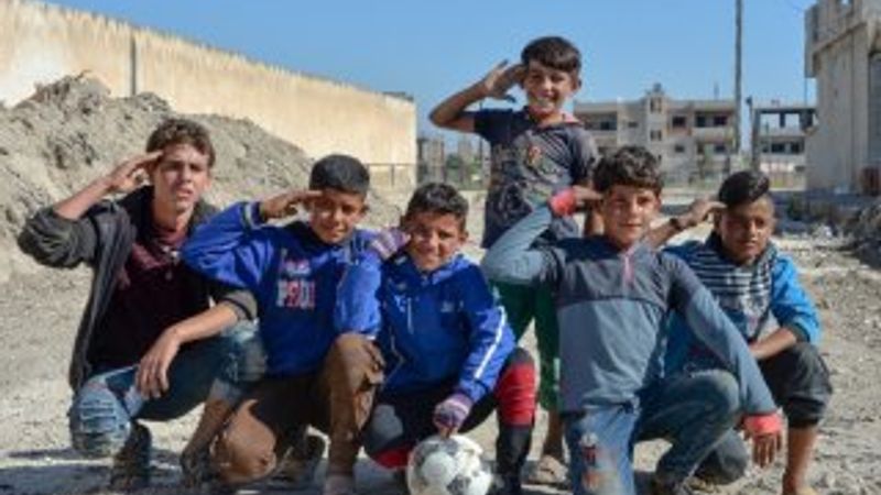 Mehmetçik Resulayn'da çocuklarla gülüyor