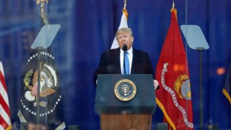 Trump, kurşun geçirmez camın arkasında konuştu