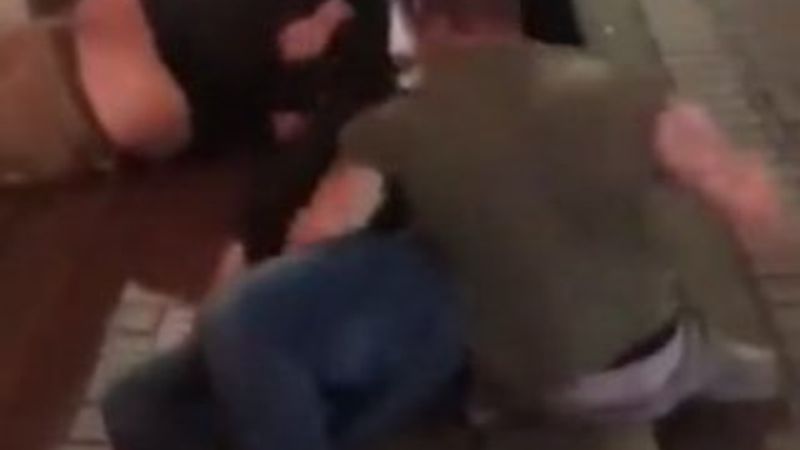 Engelli olan Amerikalı iki kişiyi dövdü