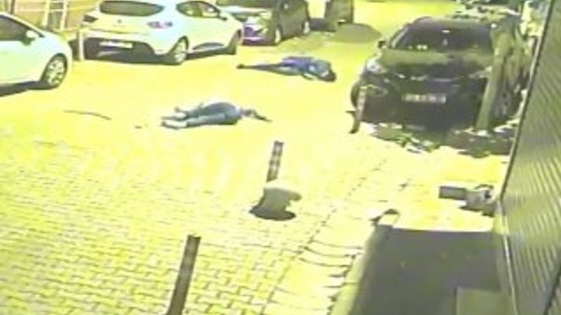 Motosiklete binen iki genç, kaza yaptı