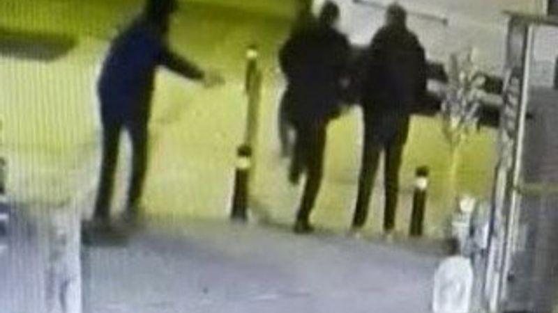 Kaldırımda bekleyen şahsı bacağından vurdu