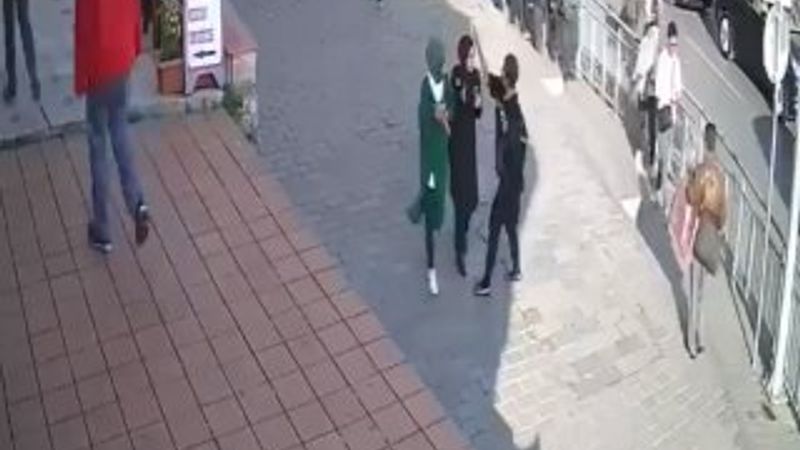 İstanbul Karaköy'de başörtülü kızlara yumruklu saldırı