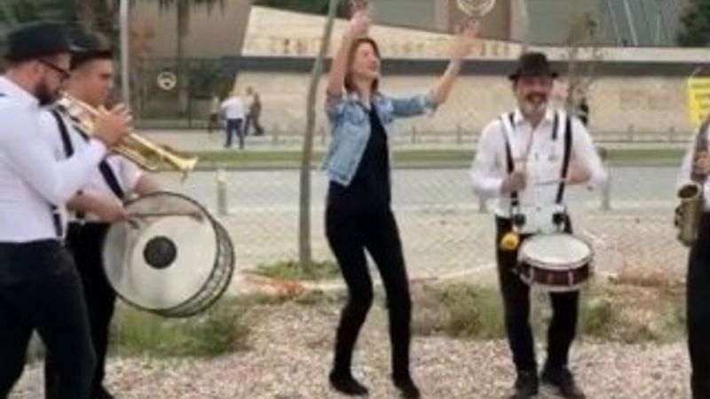 3,5 yıl sonra eşinden boşanınca bando ekibi çağırdı