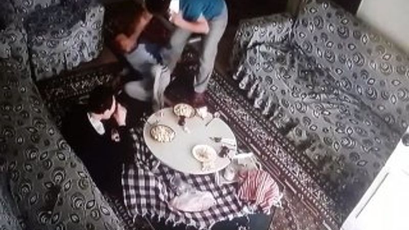 Görme engelli çocuğa bakıcı kadından darp