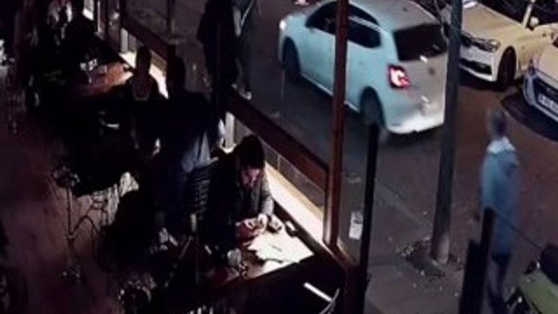 Yoldan yürüyen kadını yumrukladı