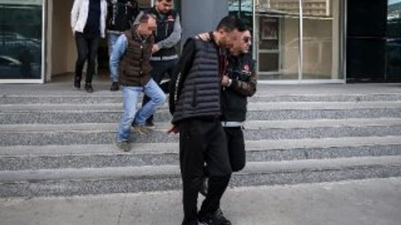 Otomobilin tavanından 5 bin uyuşturucu hap çıktı