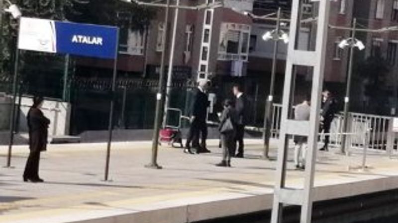 Bayılan adamın bacağı tren ile platform arasına sıkıştı