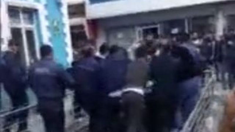 Iğdır'da zabıtalarla seyyar satıcılar arasında arbede