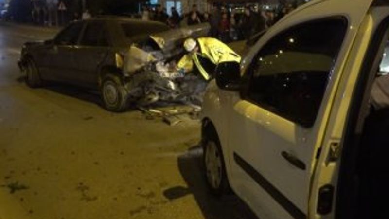 Trafik ışıklarında çiçek satan engelliye araç çarptı