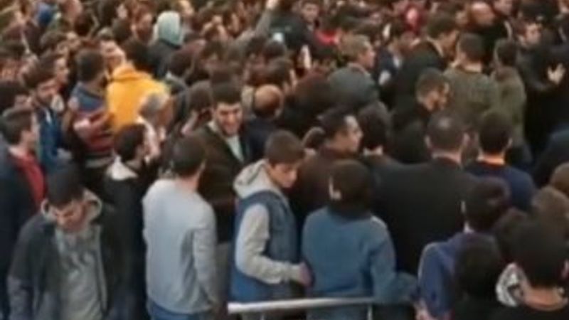 Ankara'daki AVM'de akıllı telefon izdihamı