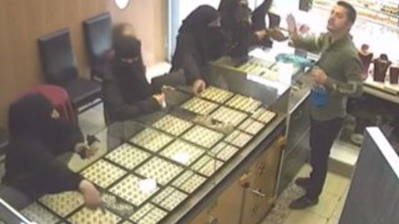 Yüzleri peçeli 5 kadın hırsız, kuyumcuyu soydu