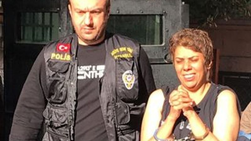 Başörtülü kızlara saldıran kadın gülerek adliyeye gitti