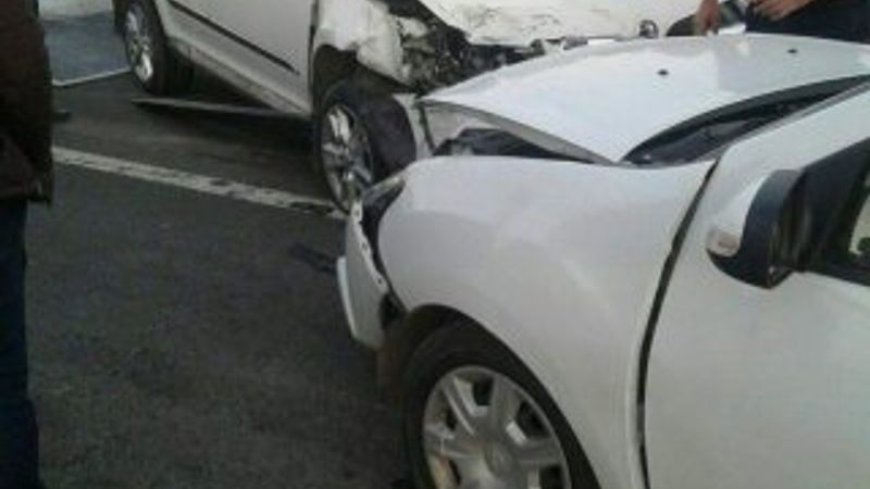 Mardin'de iki araç kafa kafaya çarpıştı