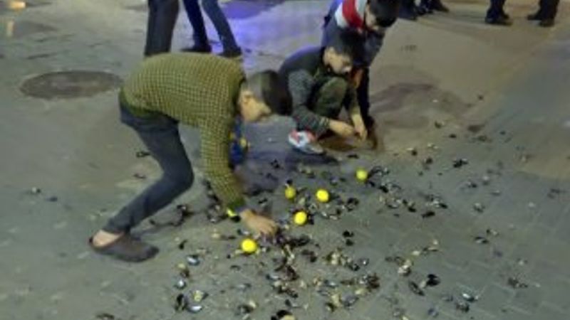 Bursa'da seyyar satıcılar ile zabıtalar arasında arbede