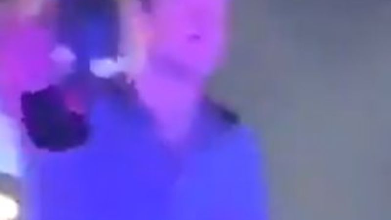 Suudi kadın, konserde sahneye sütyen attı