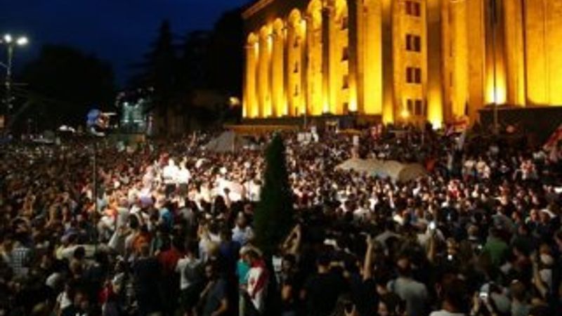 Gürcistan'da halk sokaklarda