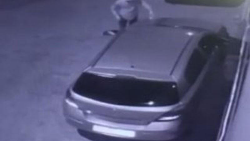 Adana'da 2 kişi park halindeki aracı yaktı