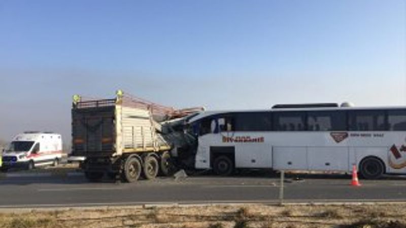 Afyonkarahisar'da feci kaza: 2 ölü, 21 yaralı