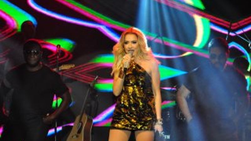 Hadise'den balmumu heykeli yorumu