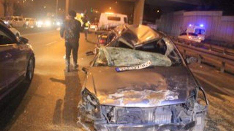 Fatih'te kontrolden çıkan araç karşı şeride geçti