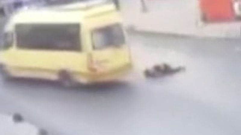 Kapısı açık minibüsten düştü