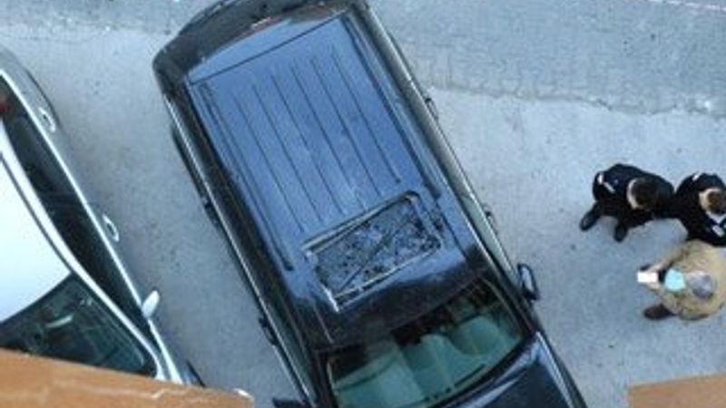 7 metreden hastane bahçesindeki aracın üzerine atladı