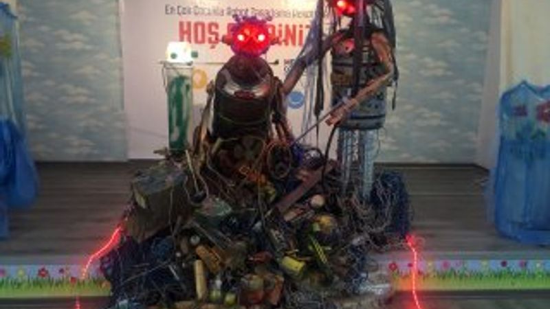 Kağıthane'de topladıkları atıklarla robot yaptılar