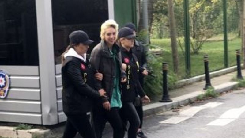 Başörtülü öğretmene saldıran kadın gülerek adliyeye gitti