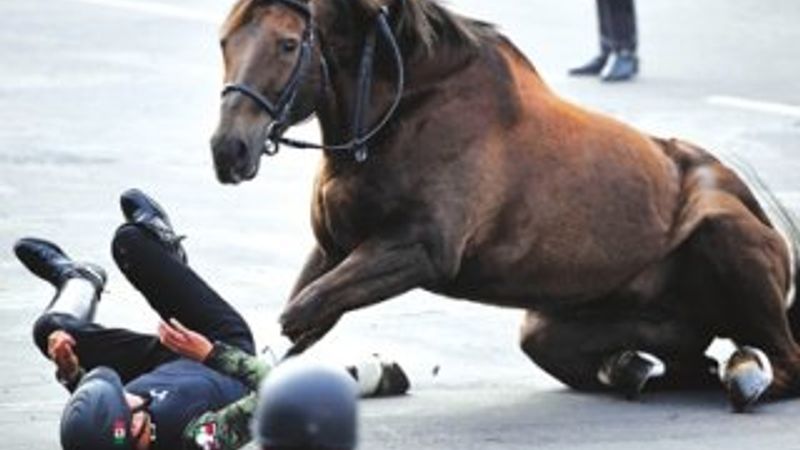 Süvari asker geçit töreninde attan düştü