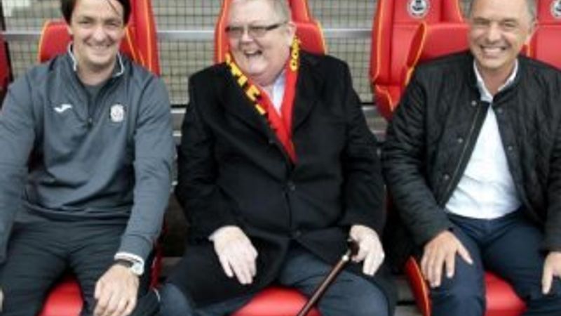 Satın aldığı futbol kulübünü taraftarlara verecek