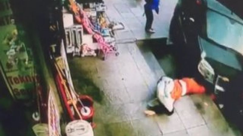 Sultanbeyli'de bir araç yayaların arasına daldı