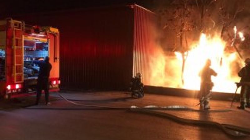 Denizli'de hurda malzemeler alev alev yandı