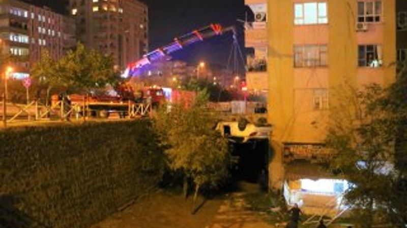 Şanlıurfa'da araç binanın bahçesine uçtu