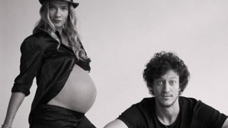 Müge Boz bebeğini kucağına aldı