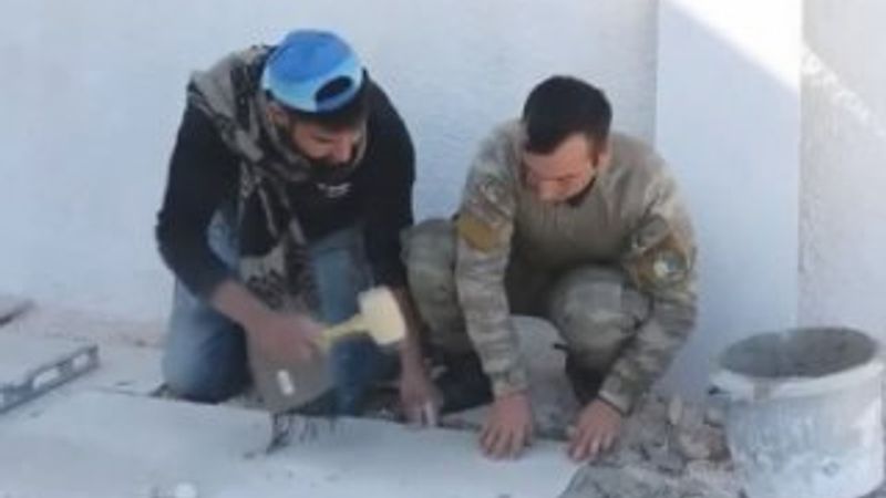 Teröristlerin tahrip ettiği okulu Mehmetçik onarıyor