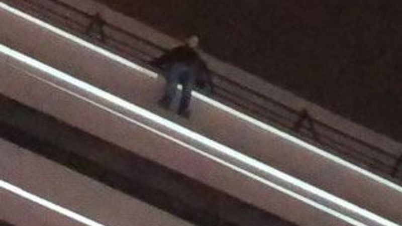 İntihara kalkışan genci arkadaşı vazgeçirdi