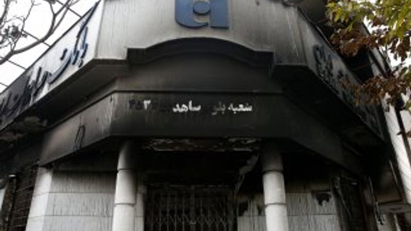 İran'da göstericiler 900'den fazla bankayı yaktı