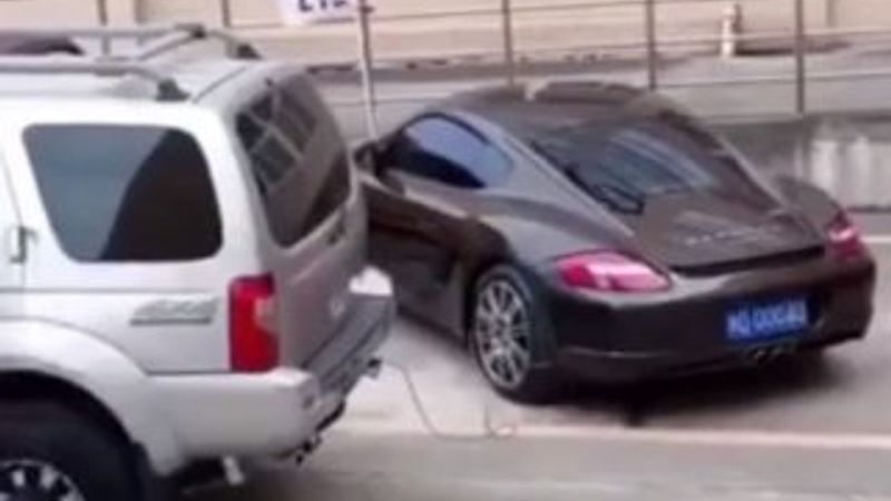 Yanlış park eden aracı çevirdi