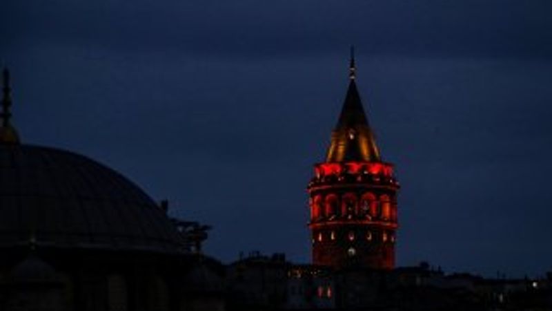 İstanbul kadına şiddete karşı turuncu renge büründü