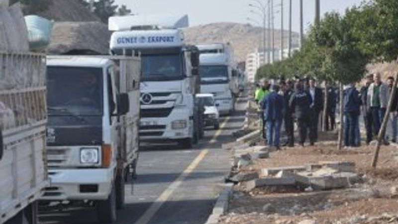 Arkadaşlarına kamyon çarpan öğrenciler yolu kapattı