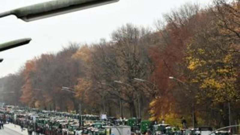 Almanya'da çiftçiler tarım politikasını protesto etti