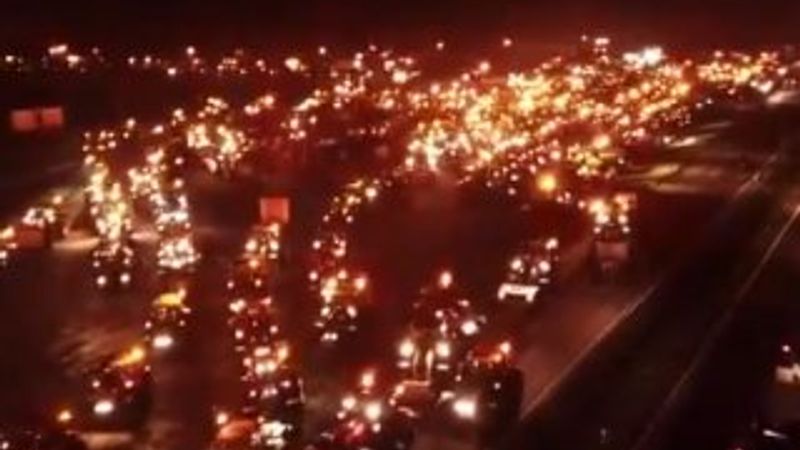 Almanya'da çiftçiler trafiği kilitledi