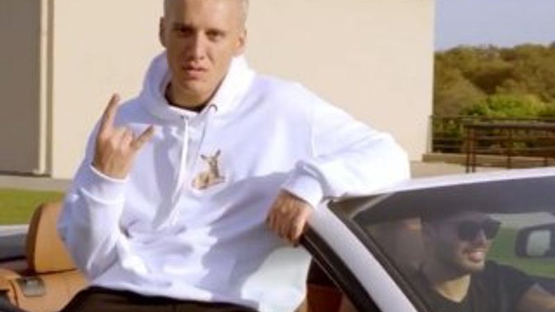 Edis'in yeni tarzı şaşırttı