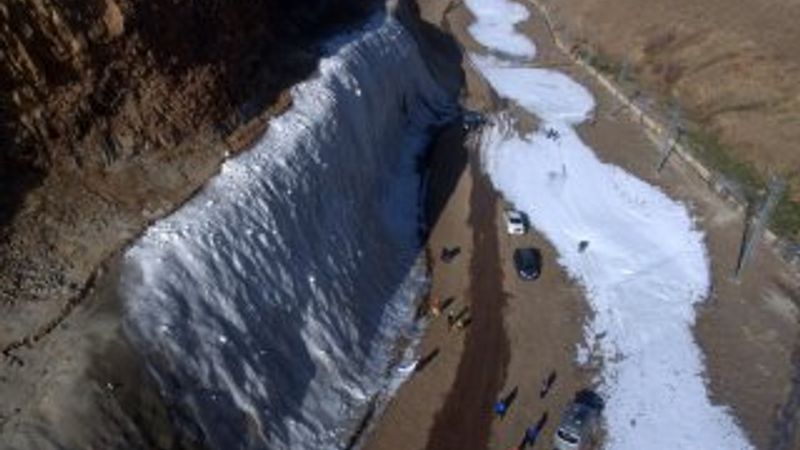 Türkiye'nin ilk yapay buz parkı Palandöken'de inşa edildi