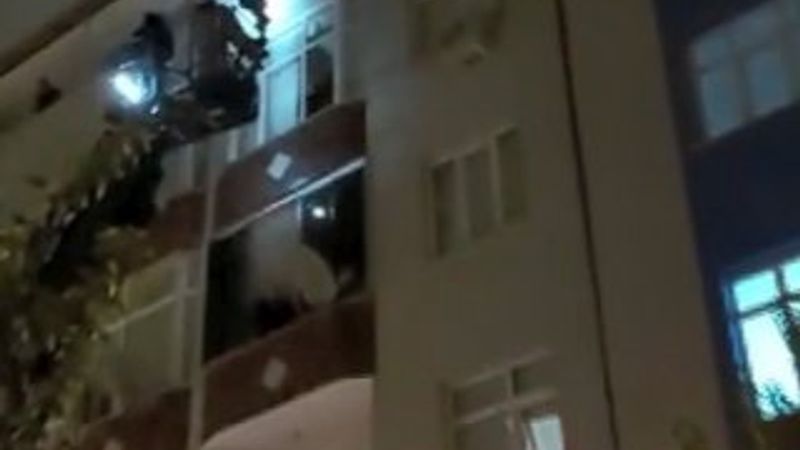 Esenler'de bir sokakta elektrik panosu patladı