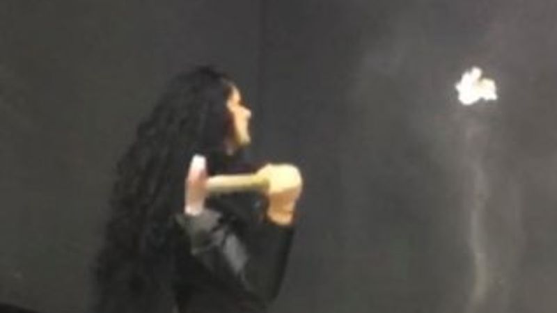 Akılalmaz şekilde örülen duvarı yıktı